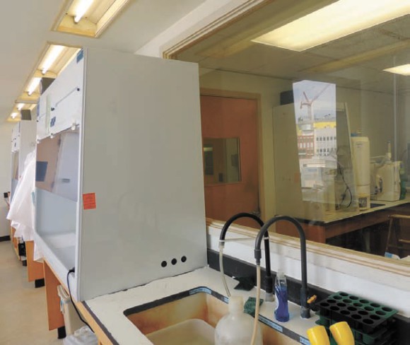 Блок чистых химических комнат в лаборатории Сэма Бауринга в Массачусетском технологическом институте. Вроде ничего особенного, но за двумя дверями идеальная чистота, на которую посмотреть любознательным гражданам можно только через окошко.