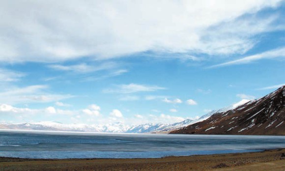 Озеро Цо-Морири, 10 мая 2013 года. Цо по-тибетски — «озеро». В 1875 году здесь побывал художник В.В. Верещагин. Фото С. Литвинчука
