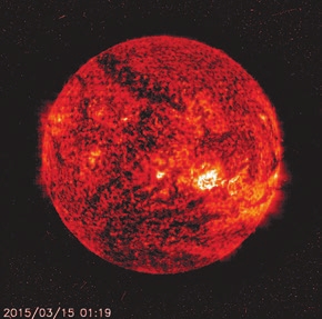 На фото за 15 марта с сайта SOHO (sohowww.nascom.nasa.gov/) видна корональная дыра в виде темной полосы