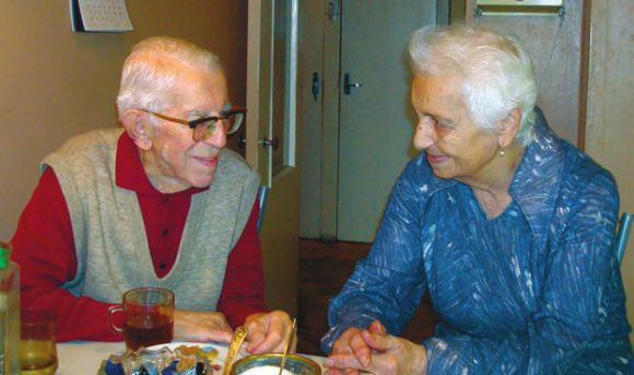Ю. С. с женой дома на кухне, октябрь 2008 года