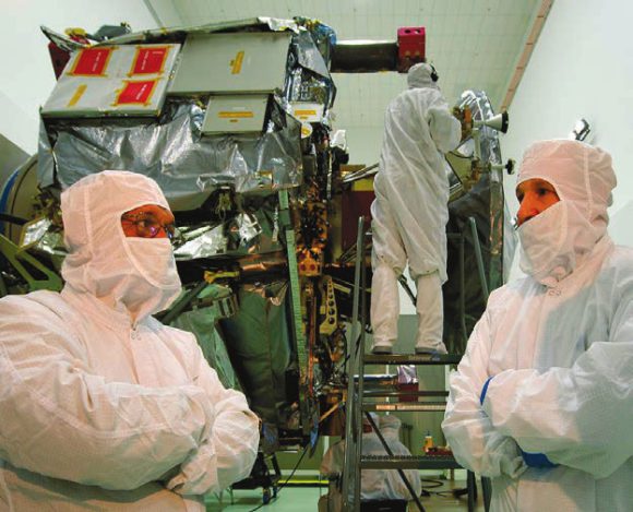 Глава NASA Чарлз Болден (слева) беседует с ответственным за программу Juno от Lockheed Martin Space Systems Тимом Гаспаррини 5 мая 2011 года