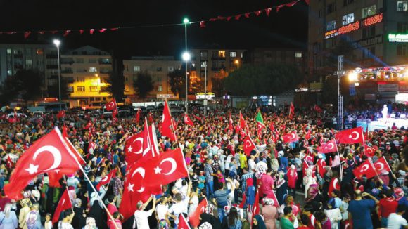 Протест против попытки переворота в Багджыларе, одном из районов Стамбула, в ночь с 15 на 16 июля. Фото Maurice Flesier