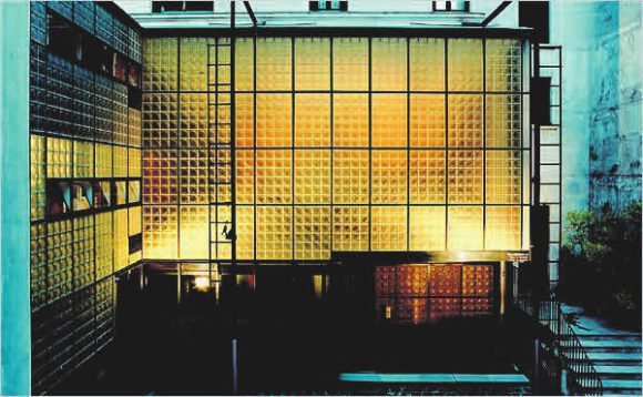 Рис. 7. Maison de Verre, стеклянный дом в Париже, построен архитектором Пьером Шаро в 1931 году. Судя по описаниям, в похожем доме жил Д-503, герой замятинского «Мы»