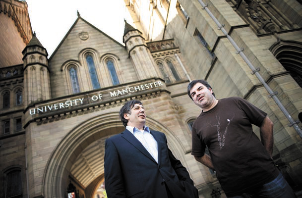 Лауреаты Нобелевской премии Андрей Гейм и Константин Новосёлов. Фото The University of Manchester