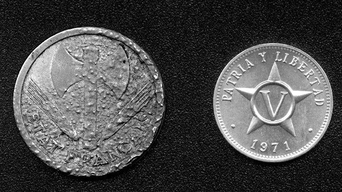 Рис. 9. Справа — не бывшая в обращении монета из алюминия (Куба, пять сентаво, 1971), слева — алюминиевая монета, подвергшаяся коррозии (Франция, два франка, 1943)