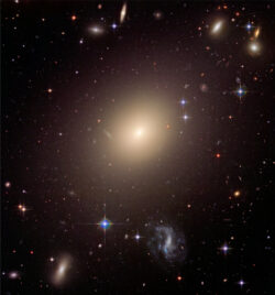 Эллиптическая галактика ESO 325-G004 (NASA, ESA et al)