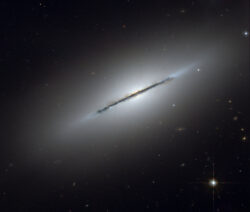 Дисковая галактика NGC 5866 (HST)