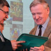 А.Б.Железняков вручает диплом Беляевской премии Л.Я.Боркину