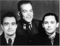 Участники разработки «третьей идеи» Г. А. Гончаров, В. Н. Климов и Ю. А. Трутнев на Семипалатинском полигоне в ноябре 1955 года («Природа», 2009, № 5)